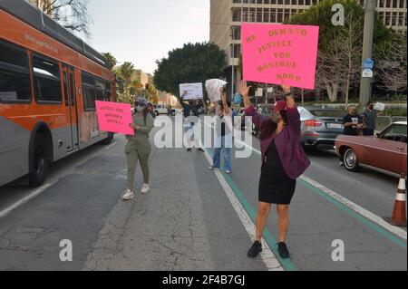 Los Angeles, États-Unis. 19 mars 2021. Les membres de la famille et de la communauté qui s'estimant lésés renouvellent leur appel à la justice à la mort de Monique Munoz, Une femme de 32 ans qui a été tuée lors d'un accident impliquant une Lamborghini conduite par une jeune de 17 ans qui a heurté sa voiture à grande vitesse dans l'ouest de Los Angeles lors de son retour au travail le 17 février, devant le Hall of Justice de Los Angeles le vendredi 19 mars, 2021. Crédit : UPI/Alay Live News Banque D'Images