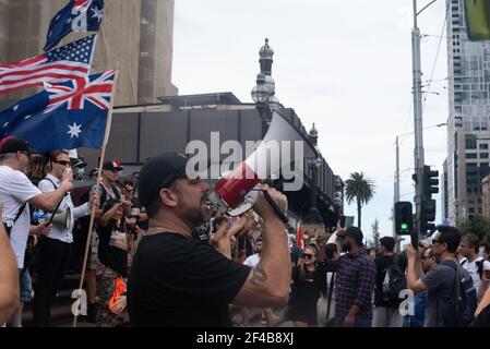 Melbourne, Australie. 20 mars 2021. Les manifestants se réunissent à l'extérieur du Parlement dans le cadre d'une manifestation mondiale pour la liberté contre la vaccination contre la COVID-19. 20 mars, Melbourne, Australie. Credit: Jay Kogler/Alay Live News Banque D'Images