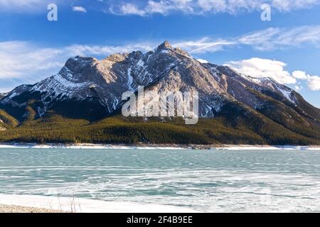 Mont Michener pic des montagnes Rocheuses la glace gelée couvrait les contreforts du lac Abraham Alberta. Paysage ensoleillé du printemps dans les Rocheuses canadiennes randonnée Banque D'Images