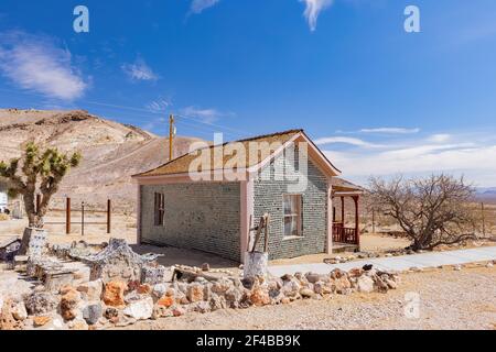 Vue ensoleillée de la maison de bouteilles Tom Kellys à Beatty, Nevada Banque D'Images