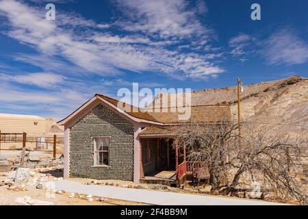 Vue ensoleillée de la maison de bouteilles Tom Kellys à Beatty, Nevada Banque D'Images