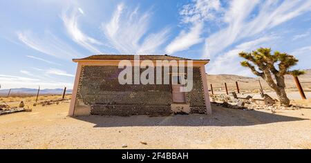 Vue ensoleillée de la maison de bouteilles Tom Kellys à Beatty, Nevada Banque D'Images