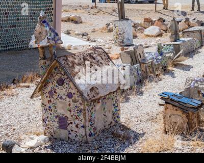 Vue ensoleillée de la maison de bouteilles Tom Kellys à Beatty, Nevada Banque D'Images