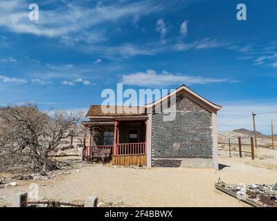 Vue ensoleillée de la maison de bouteilles Tom Kellys à Beatty, Nevada Banque D'Images