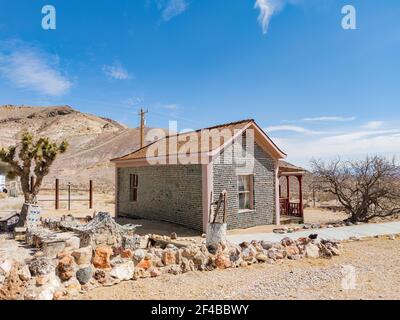 Vue ensoleillée de la maison de bouteilles Tom Kellys à Beatty, Nevada Banque D'Images