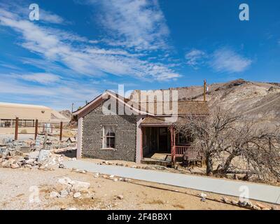 Vue ensoleillée de la maison de bouteilles Tom Kellys à Beatty, Nevada Banque D'Images