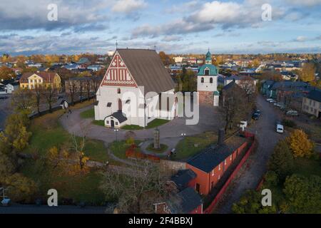 L'ancienne cathédrale luthérienne de Porvoo (Porvoon tuomiokirkko) dans le paysage urbain le jour d'octobre (tiré d'un quadricoptère). Finlande Banque D'Images