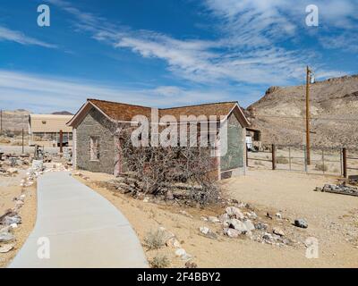 Vue ensoleillée de la maison de bouteilles Tom Kellys à Beatty, Nevada Banque D'Images