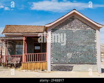 Vue ensoleillée de la maison de bouteilles Tom Kellys à Beatty, Nevada Banque D'Images