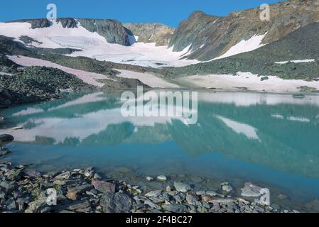 Vue sur le glacier de la fonte DES GLACIERS le jour ensoleillé d'août. Montagnes de l'Oural polaire, Russie Banque D'Images