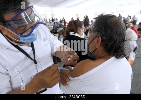 Une personne âgée reçoit une dose du vaccin Sinovac Covid19 lors d'une vaccination de masse pour les adultes de plus de 60 ans à l'hôtel de ville de Nezahualcóyotl dans l'État du Mexique. Nezahualcoyotl City (Mexique), 19 mars 2021. Photo de Luis Barron/Eyepix/ABACAPRESS.COM Banque D'Images