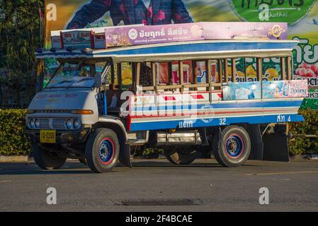 SUKHOTAI, THAÏLANDE - 26 DÉCEMBRE 2018: Bus de ville sur la base d'un vieux camion Toyota gros plan sur une matinée ensoleillée Banque D'Images