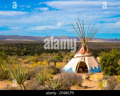 Tentes indiennes Hualapai Grand Canyon, plateau ouest, Grand Canyon, Arizona, États-Unis. Tipi dans la prairie américaine construit par la tribu Hulapai Banque D'Images