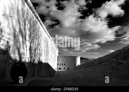 Fort de Nothe par temps venteux, installé en noir et blanc qui s'adapte aux formations spectaculaires du ciel. Banque D'Images