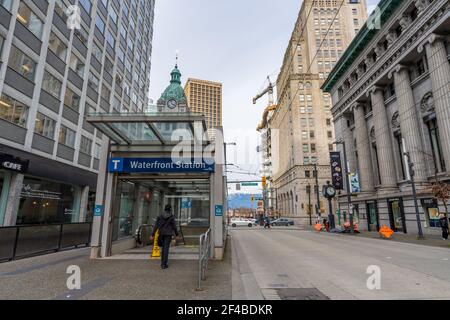 Escalier roulant et sortie de l'ascenseur de la station Waterfront. Ligne de métro SkyTrain Canada. Vancouver, Canada. Banque D'Images