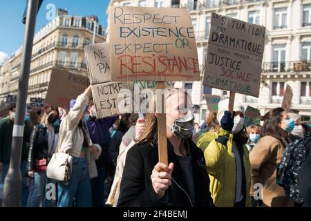 Les jeunes se réunissent pour une manifestation à la suite de l'appel international "Jeunesse pour le climat" à Lille, France, le 19 mars 2021. Photo de Julie Sebadelha/ABACAPRESS.COM Banque D'Images