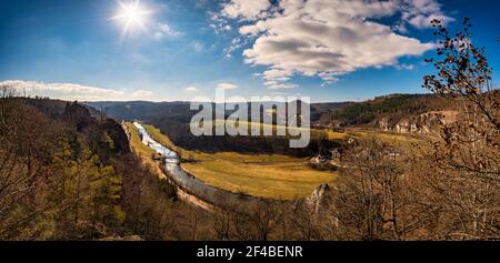 Randonnée printanière dans la vallée du Danube près de Sigmaringen Gutenstein Banque D'Images