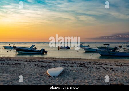 Bateau de pêche au coucher du soleil sur la plage de Flic en Flac, à l'ouest de l'île maurice Banque D'Images