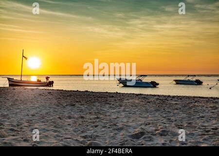 Bateau de pêche au coucher du soleil sur la plage publique de Flic FR Flac Banque D'Images