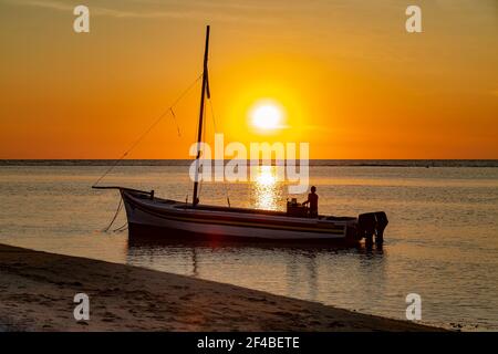 Bateau de pêche au coucher du soleil sur la plage publique de Flic FR Flac Banque D'Images