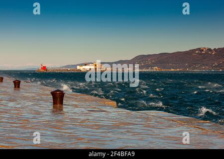 Vue sur le vent de Bora depuis l'embarcadère d'Audace appelé Molo Audace, Trieste Banque D'Images