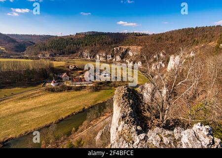 Randonnée printanière dans la vallée du Danube près de Sigmaringen Gutenstein Banque D'Images