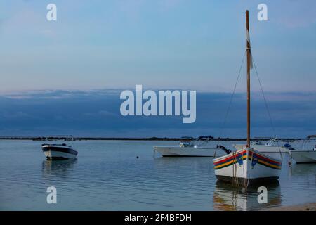 Bateau de pêche à l'heure bleue sur la plage publique de Flic en Flac, Maurice. Banque D'Images