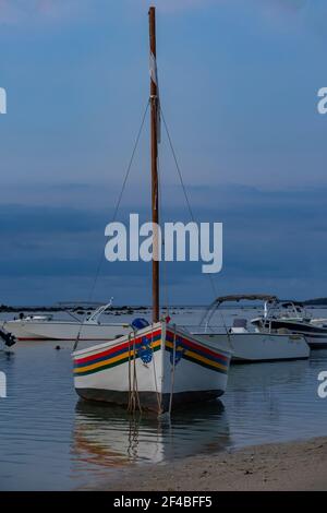 Bateau de pêche à l'heure bleue sur la plage publique de Flic en Flac, Maurice. Banque D'Images