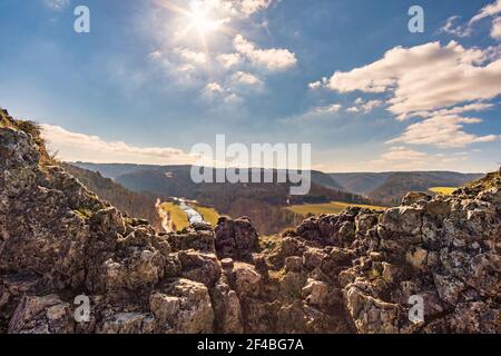 Randonnée printanière dans la vallée du Danube près de Sigmaringen Gutenstein Banque D'Images