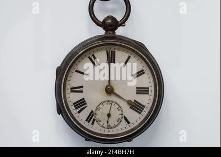 Montre de poche antique avec chiffres romains sur fond blanc Banque D'Images