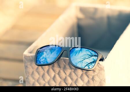 Lunettes de soleil classiques avec verres bleus photographiez à l'extérieur dans un gros plan de jour d'été. Mise au point sélective Banque D'Images