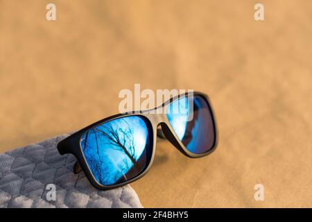 Lunettes de soleil classiques avec verres bleus photographiez à l'extérieur dans un gros plan de jour d'été. Mise au point sélective Banque D'Images