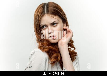 portrait d'une femme aux cheveux rouges look attrayant cosmétiques vue rognée Banque D'Images