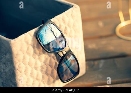 Lunettes de soleil classiques avec verres bleus photographiez à l'extérieur dans un gros plan de jour d'été. Mise au point sélective Banque D'Images