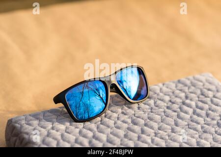 Lunettes de soleil classiques avec verres bleus photographiez à l'extérieur dans un gros plan de jour d'été. Mise au point sélective Banque D'Images