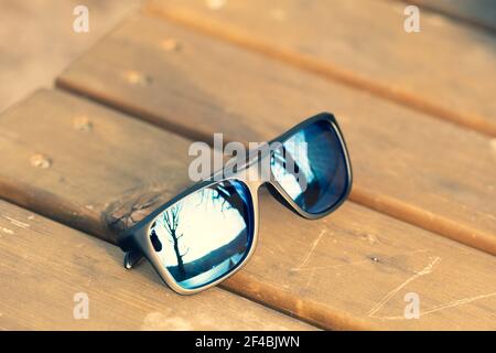 Lunettes de soleil classiques avec verres bleus photographiez à l'extérieur dans un gros plan de jour d'été. Mise au point sélective Banque D'Images