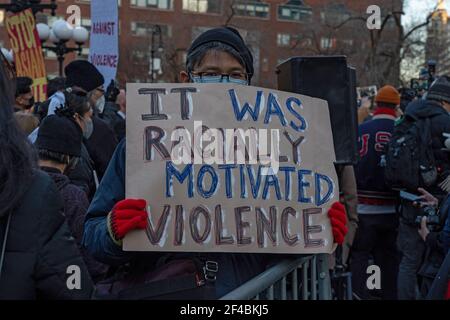 New York, États-Unis. 19 mars 2021. Un manifestant tient un signe qui se lit comme « c'était une violence à motivation raciale » lors d'une veillée de paix pour honorer les victimes des attaques contre les Asiatiques dans Union Square Park. Le 16 mars, huit personnes ont été tuées dans trois spas de la région d'Atlanta, en Géorgie, dont six femmes asiatiques, dans une attaque qui a envoyé la terreur à travers la communauté asiatique. (Photo par Ron Adar/SOPA Images/Sipa USA) crédit: SIPA USA/Alay Live News Banque D'Images