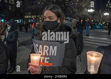 Une femme tient une bougie et un signe à une veillée de paix pour honorer les victimes des attaques contre les Asiatiques dans le parc Union Square. Le 16 mars, huit personnes ont été tuées dans trois spas de la région d'Atlanta, en Géorgie, dont six femmes asiatiques, dans une attaque qui a envoyé la terreur à travers la communauté asiatique. (Photo par Ron Adar / SOPA Images / Sipa USA) Banque D'Images