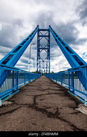 Pont piétonnier métallique traversant la rivière Banque D'Images