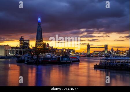 Londres, Angleterre, Royaume-Uni - 19 mars 2021 : vue panoramique de la ville de Londres avec un coucher de soleil coloré reflété dans la Tamise Banque D'Images