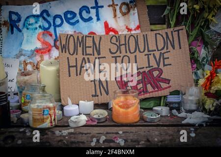 LONDRES, ANGLETERRE - MARS 19: Signer dans Clapham Common pour la Sarah Everard Vigil. Banque D'Images