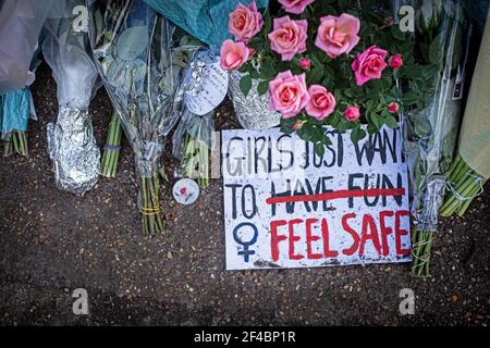 Panneau et fleurs à la mémoire de Sarah Everard sur Clapham Common, Londres. Banque D'Images