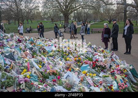 LONDRES, ANGLETERRE - MARS 19: Les membres du public entourent les hommages de Sarah Everard au kiosque sur Clapham Common le 19 2021 mars à Londres, U Banque D'Images