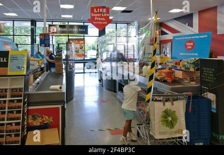 Londres, Royaume-Uni - 21 août 2020 : écran mural en plastique transparent aux comptoirs du supermarché Aldi pour prévenir la propagation du coronavirus covid-19 disea Banque D'Images