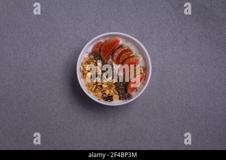 Dessert traditionnel indien, soupe de chia dans des bols, garniture de fruits secs Banque D'Images