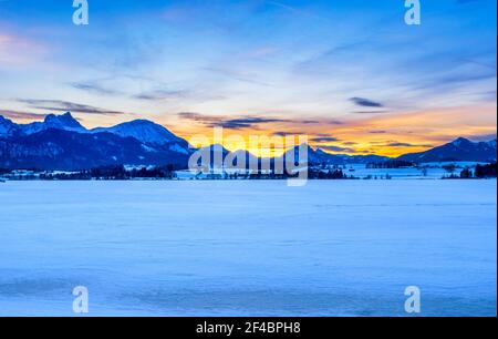 Hopfensee surgelé en hiver, à Hopfen am See, Allgau, Swabia, Bavière, Allemagne, Europe Banque D'Images