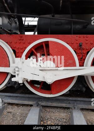 Les roues d'une ancienne locomotive à vapeur sont en gros plan sur des rails. Banque D'Images