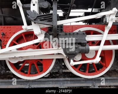 Les roues d'une ancienne locomotive à vapeur sont en gros plan sur des rails. Banque D'Images