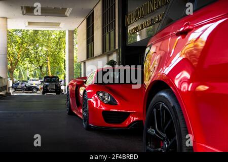 La supervoiture Red Porsche 918 Spyder garée dans un hôtel de luxe dans le quartier de Mayfair, au centre de Londres, en Angleterre. Banque D'Images