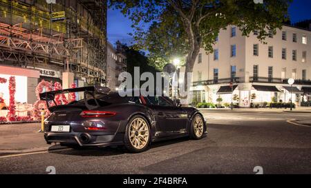 Violet Porsche 911 GT2 RS Supercar moderne garée dans une rue du centre de Londres, Angleterre. Banque D'Images